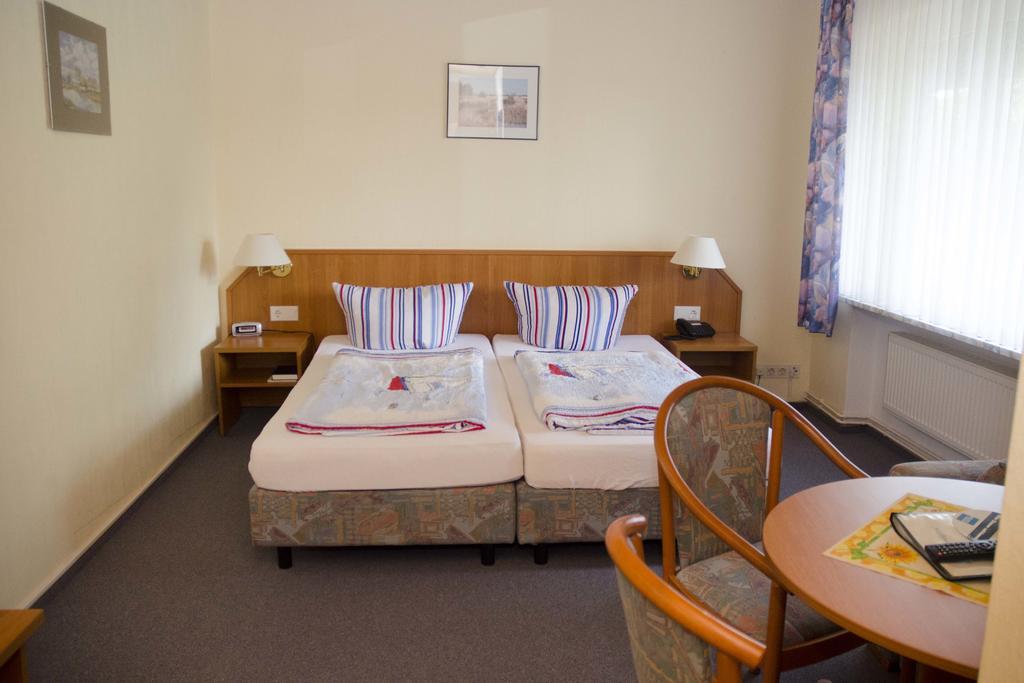 Zum Wikinger Hotel Neßmersiel Стая снимка